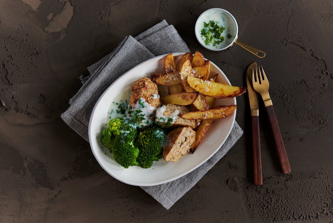 Små kyllingefarsbrød med ovnkartofler, broccoli og persillesauce