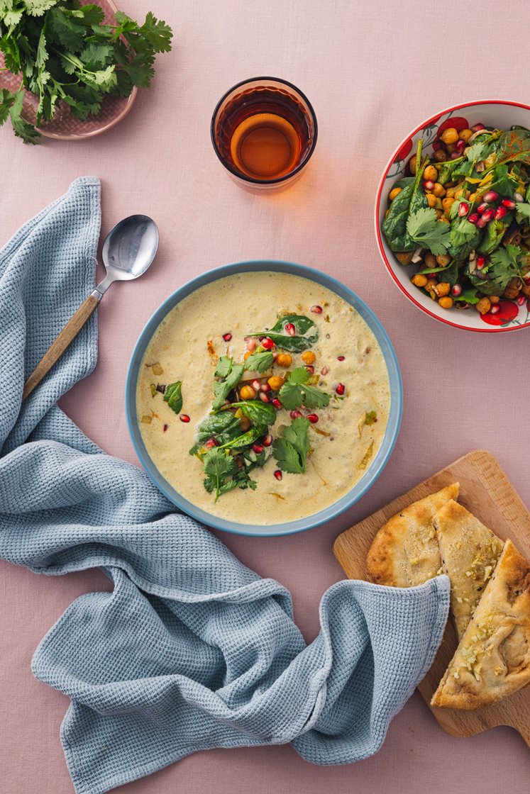 Indisk suppe med tandooristekte kikerter, hvitløksnan og granateple
