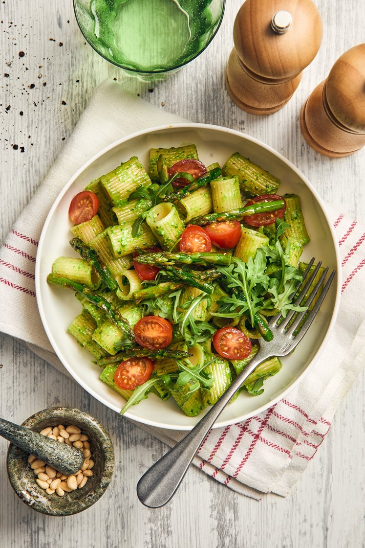 Pasta med spenat- och citronpesto, grön sparris och pinjenötter