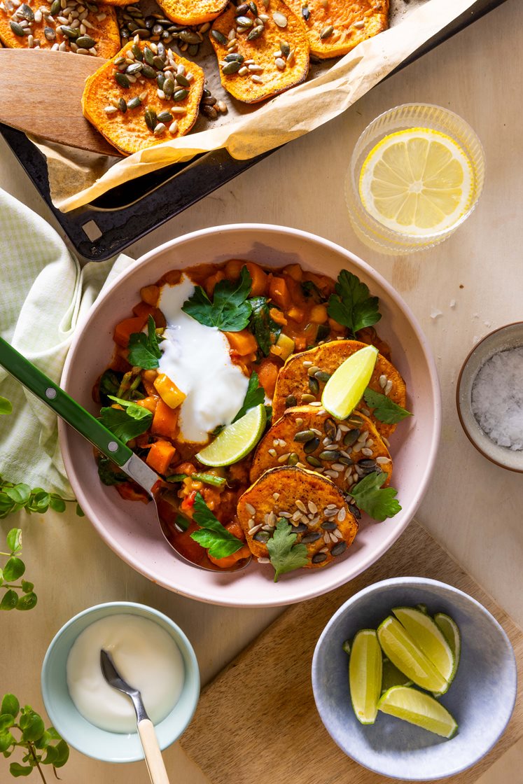 Spicy vegetarcurry med ovnsbakt søtpotet, ristede kjerner og yoghurt