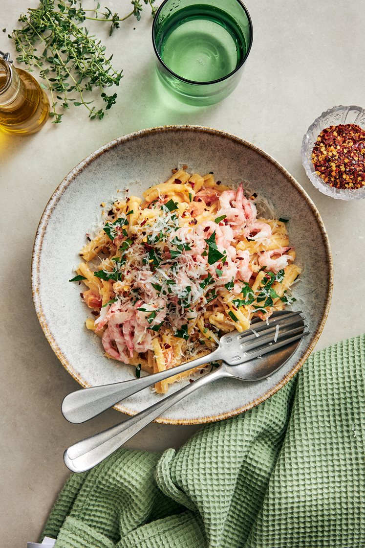 Het räkpasta med tomat, parmesan och persilja