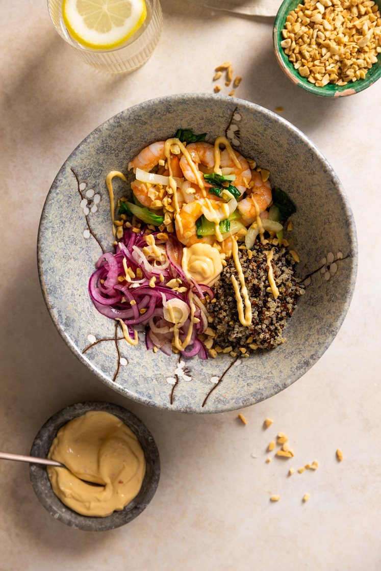 Ingefær- og chilistekt scampi med pak choy, quinoa, syltet fennikel og rødløk, servert med chilimajones og peanøtter