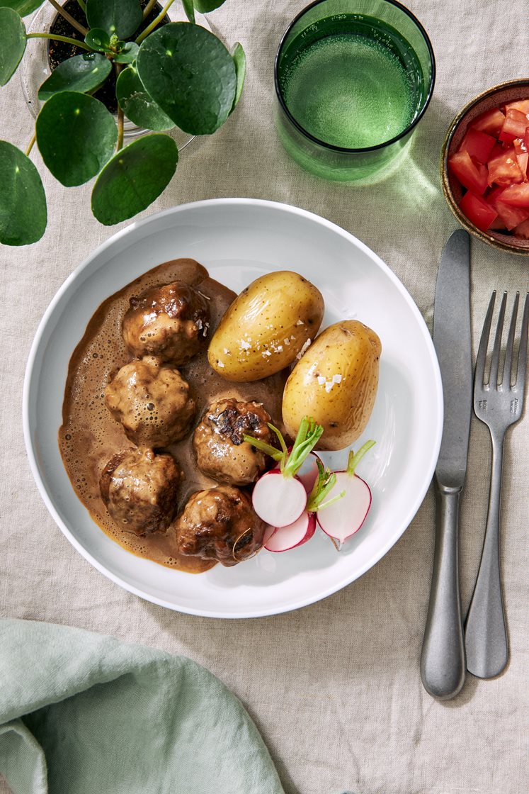 Köttbullar med brunsås och potatis