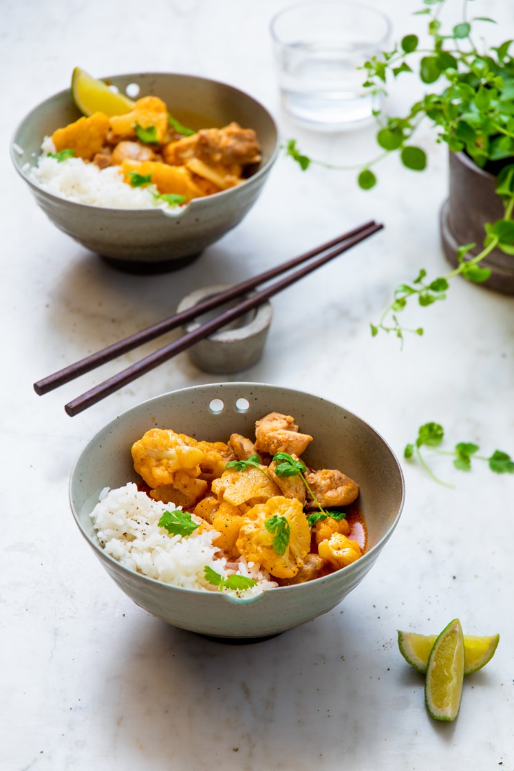 Rød kyllingcurry med blomkål, ris og kokosmelk servert med koriander