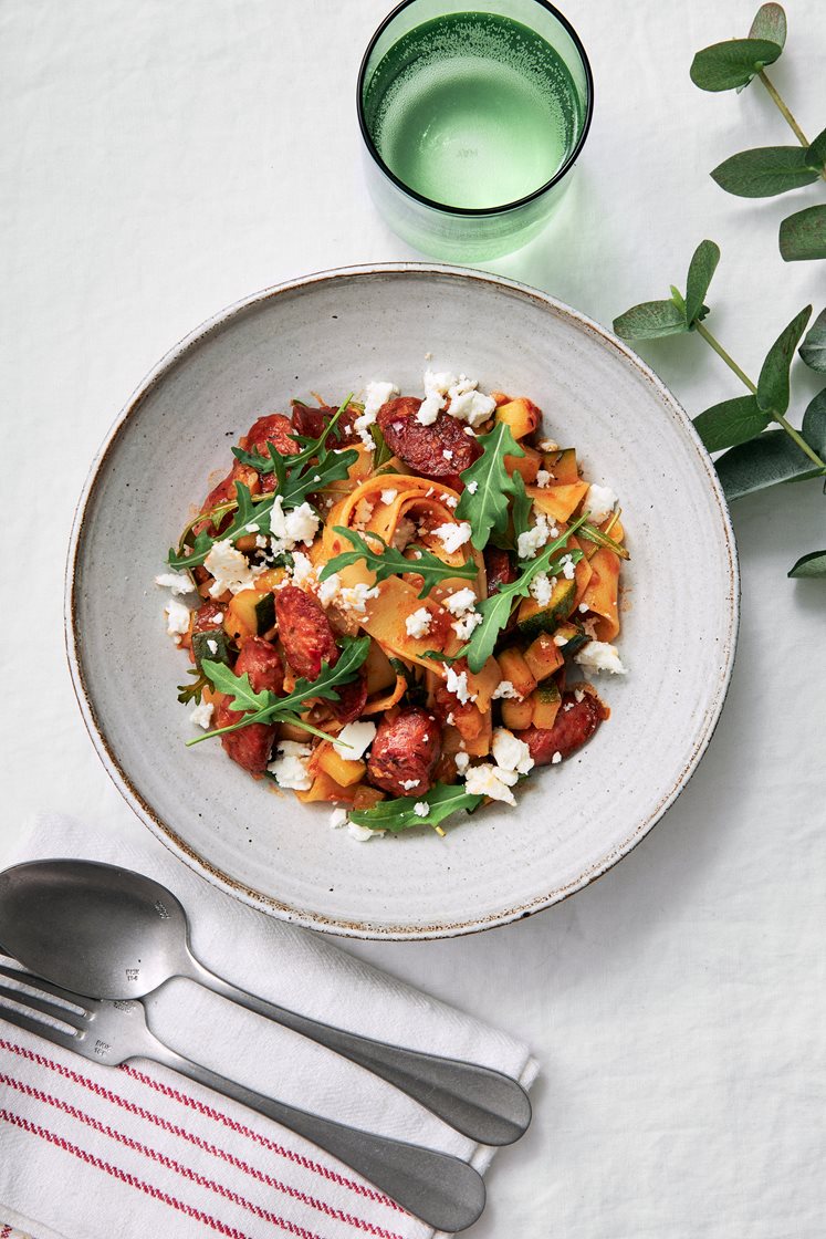 Lammkorv Provençal med pappardelle, fetaost och ruccola
