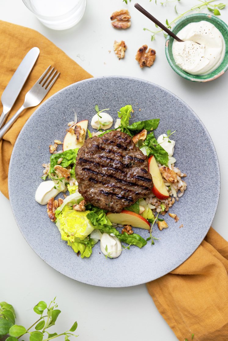 Hakkebøf med valnødder, frisk speltsalat og yoghurtdip