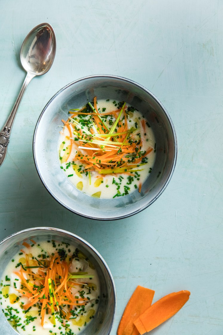 Kremet fiskesuppe med sei, reker, juliennegrønnsaker og gressløk