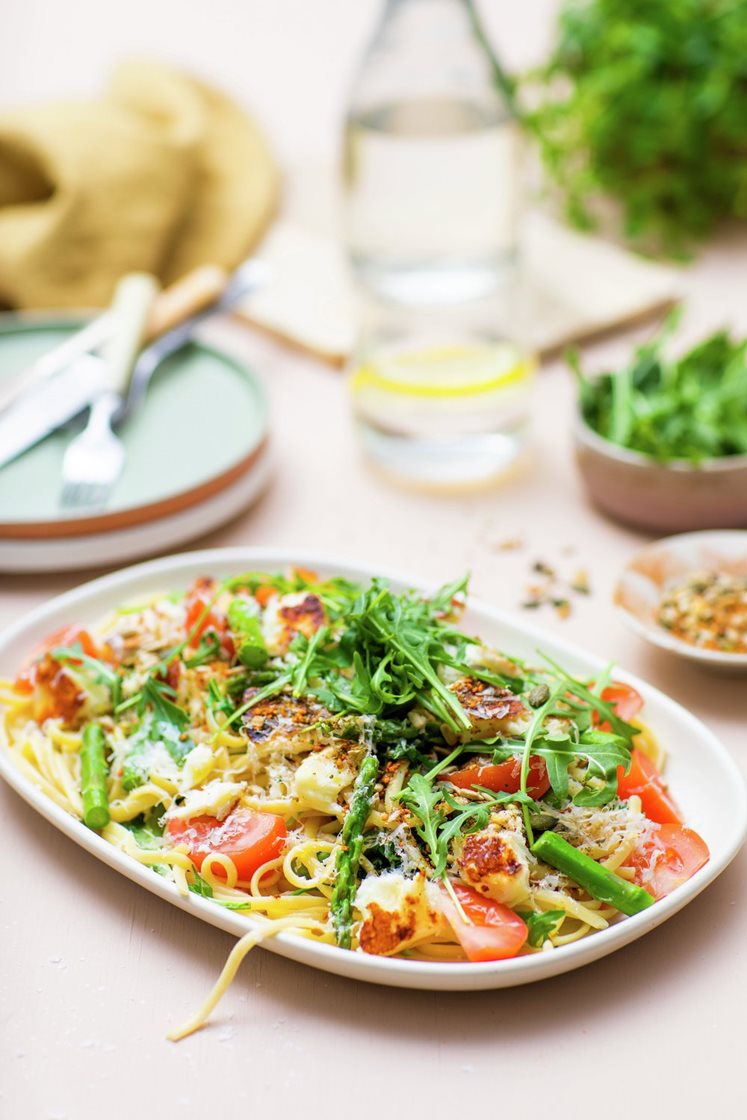 Halloumi- og aspargespasta med dukkah og sitron