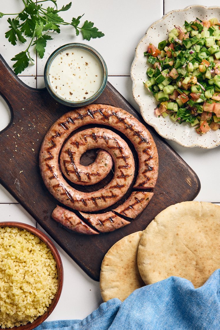 Grillad Toulousekorv med tabbouleh, vitlöksyoghurt och pitabröd