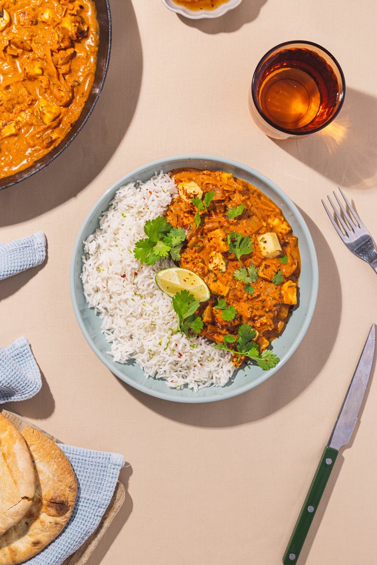 Tikka masala med halloumi, fersk koriander, mangochutney og nan