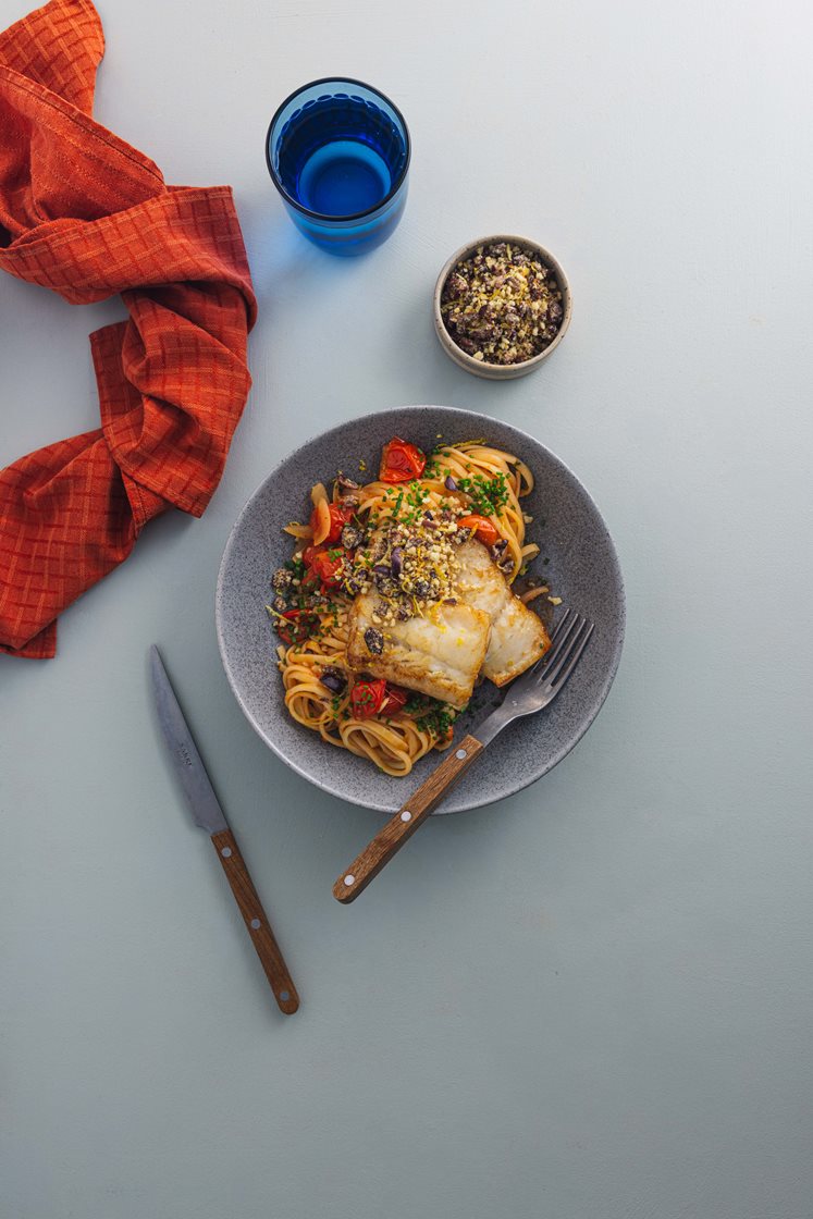 Pannestekt torskefilet med pasta linguine i hjemmelaget tomatsaus toppet med olivenpangrattato