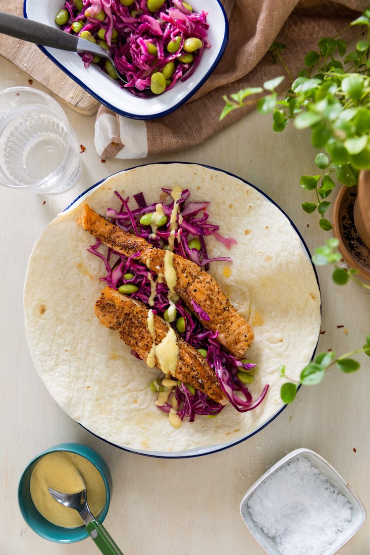 Krydderstekt laks i tortilla med rødkålsalat og curry- og mangodressing