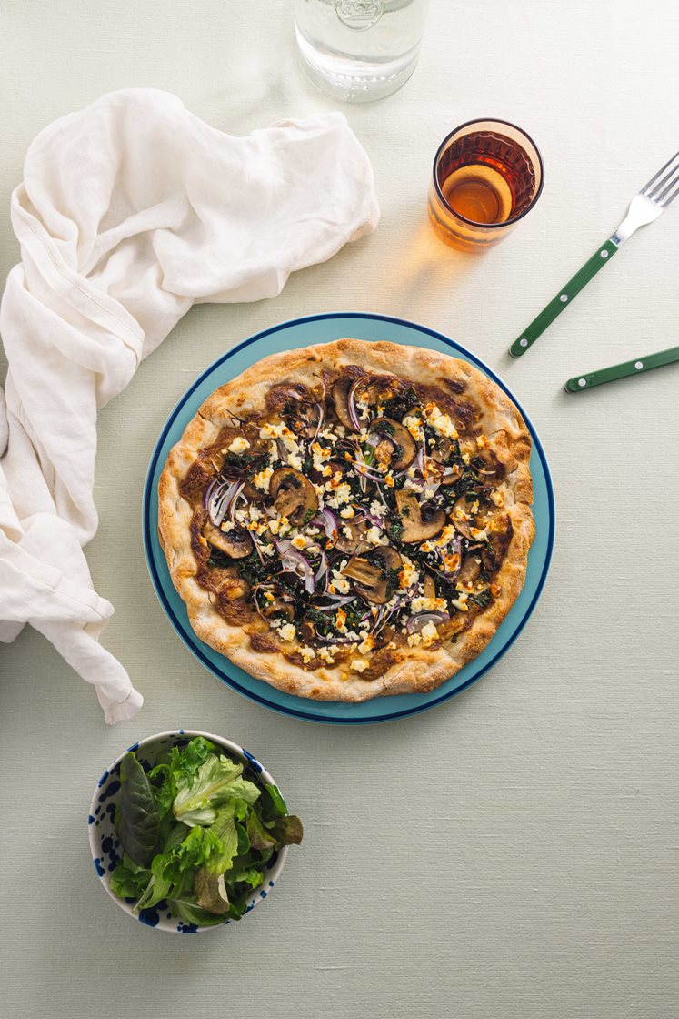 Hvit pizza med fetaost, urtemarinert sopp og grønnkål