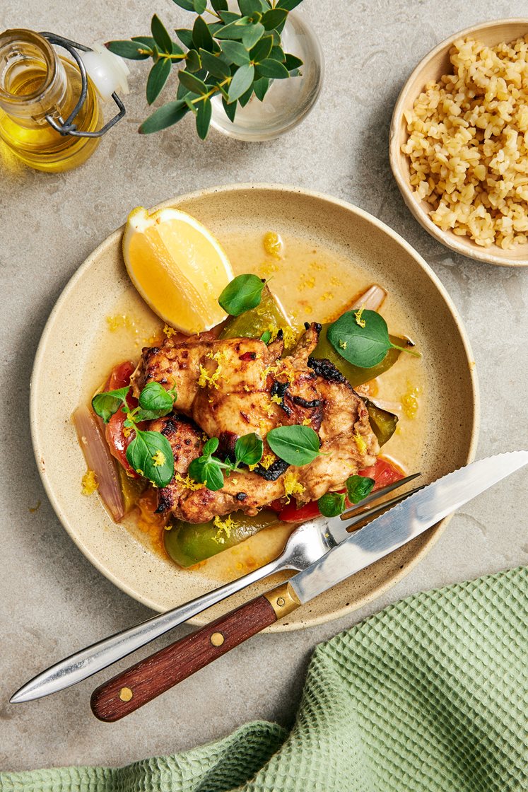 Kryddig kyckling med citrondoftande bulgur och färsk oregano