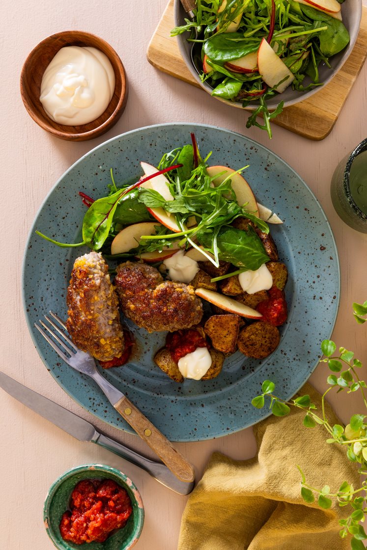 Salsicciaruller med chipotlepoteter og eplesalat