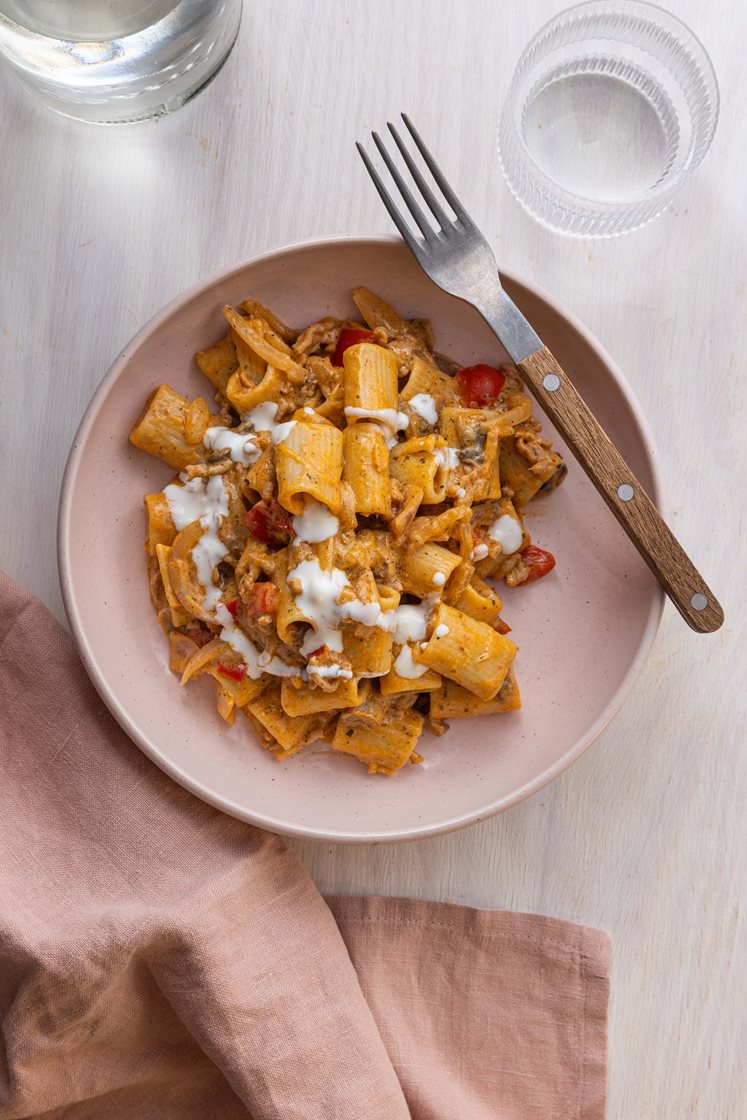 Alt i én pasta med hakket gris, champignon og rød peber