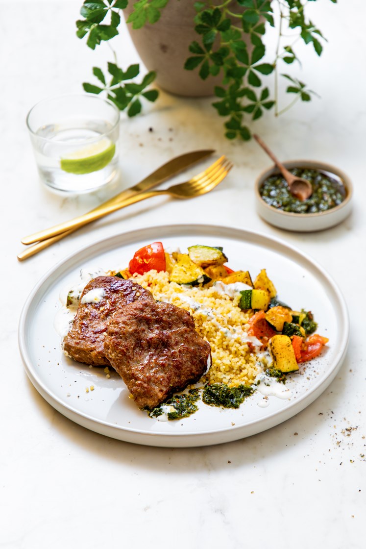 Karbonader med middelhavsgrønnsaker, bulgur og urtedressing