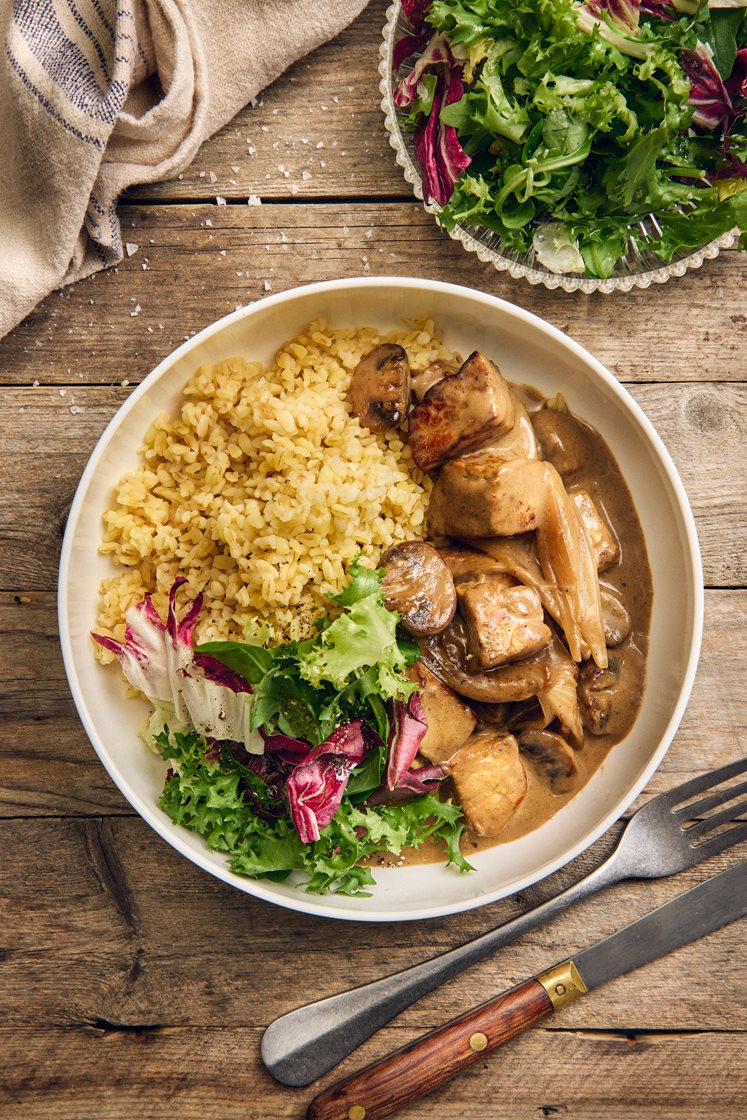 Höstig sauté på fläskkotlett med svamp, vispgrädde och bulgur