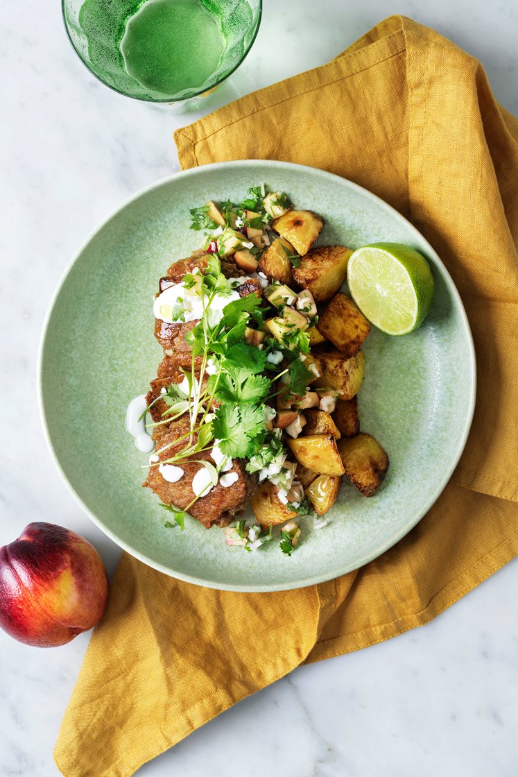 Kikärtsbiffar med bombaypotatis och nektarinsalsa