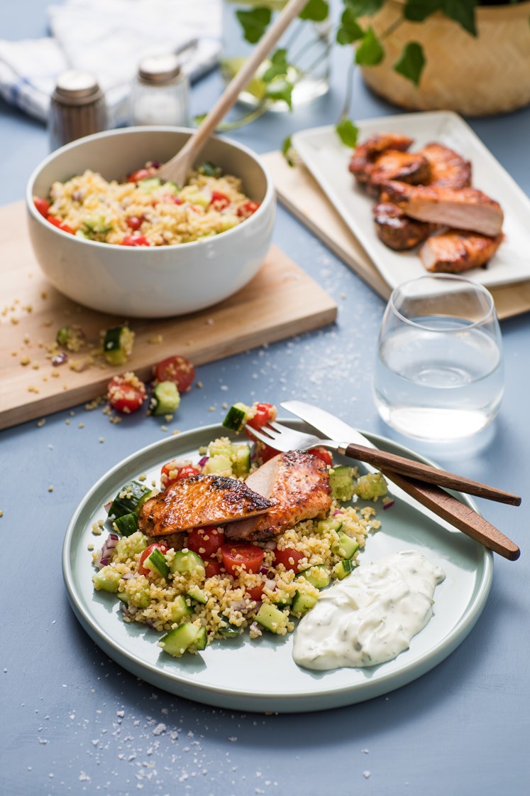 Marinert og røkt kotelettkam med bulgursalat og pepperotdressing