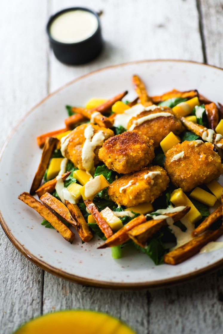 Crispy kylling med mangosalat, søtpotetstaver og curry- og mangodressing