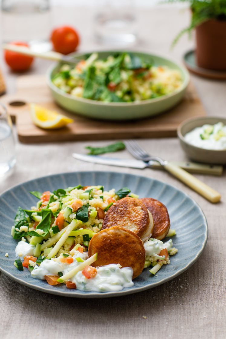 Klippfiskkarbonader med couscoussalat, tomat og tzatziki