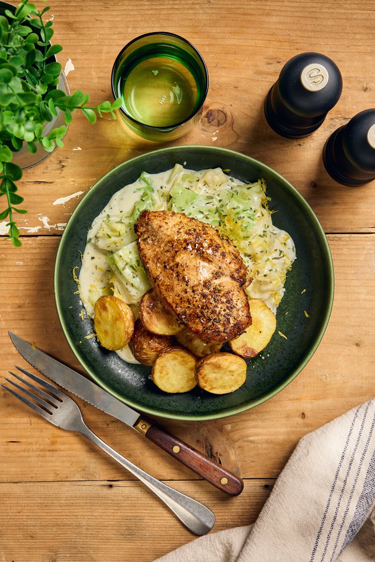 Citrusstekt kyckling med dragonstuvad spetskål och rostad potatis