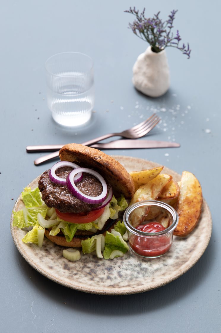 Klassisk burger med kartoffelbåde