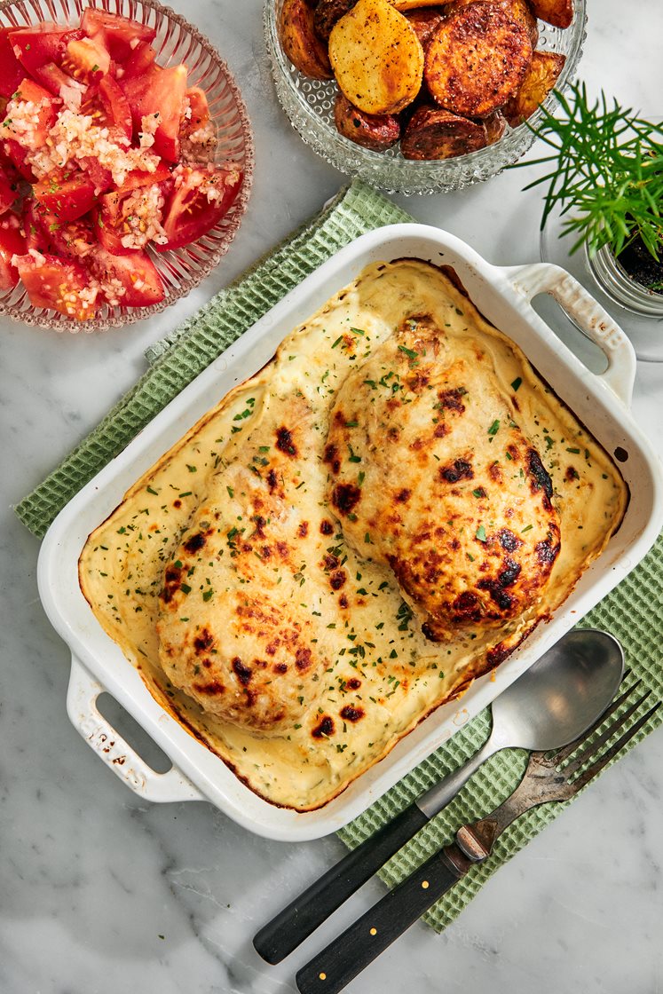 Parmesangratinerad kyckling med dragon och tomatsallad