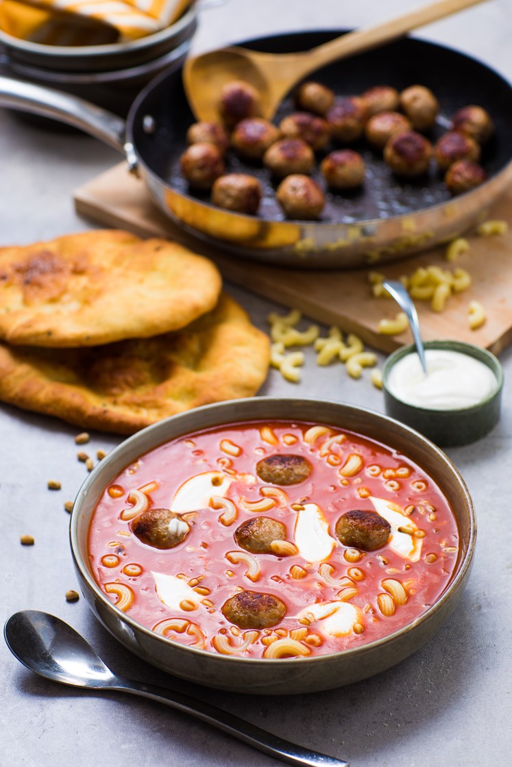 Sterk tomatsuppe med kjøttboller og makaroni