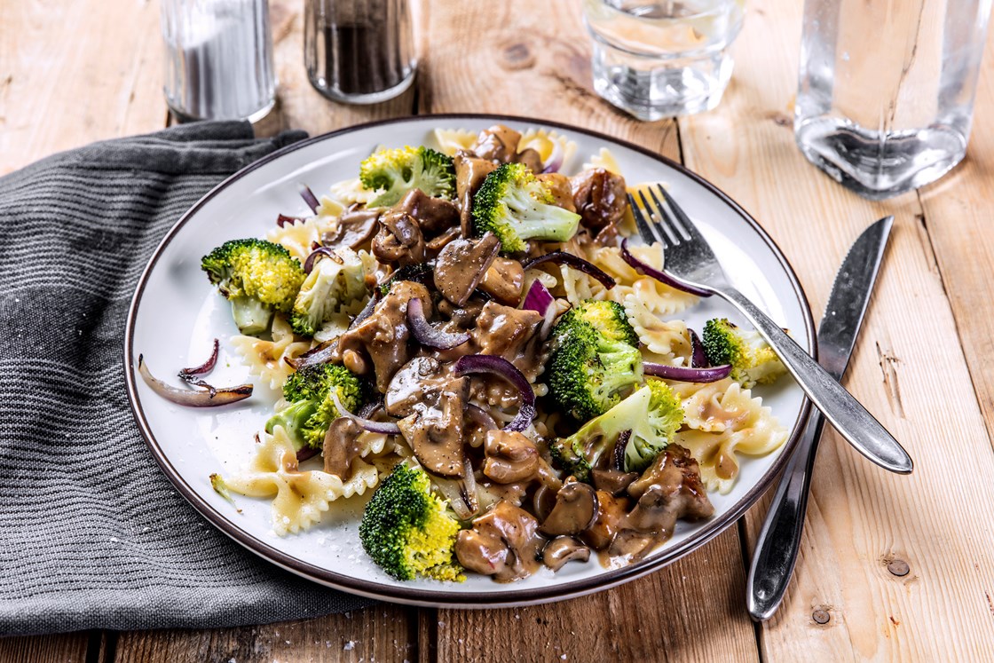 Pasta med pølser, soppsaus og brokkoli