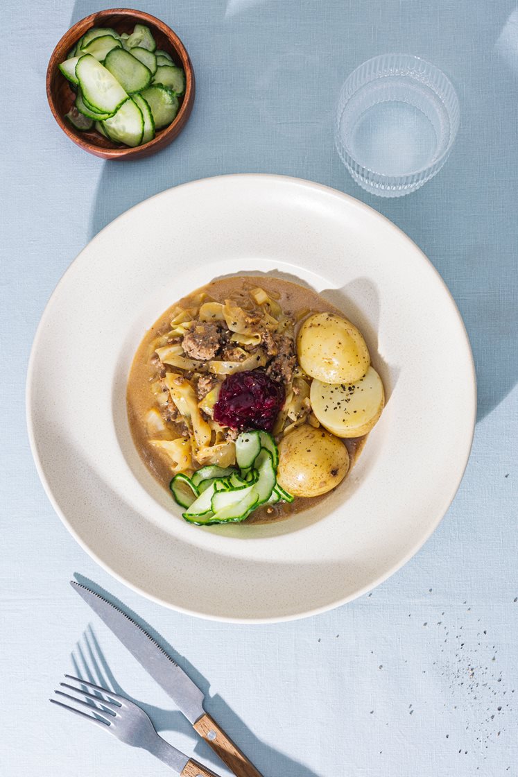 Svensk kålmaja med kokte poteter, agurksalat og rørte tyttebær