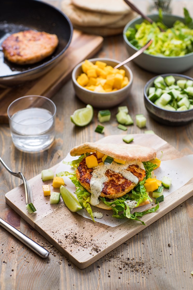 Lakseburger med ost i pitabrød med mango, agurk, hjertesalat og frisk yoghurtdressing