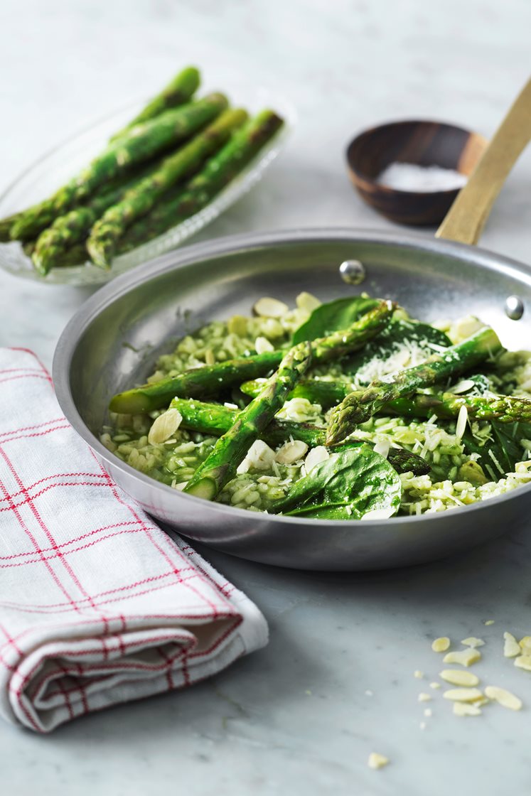 Risotto verde med sparris, babyspenat och mandelspån