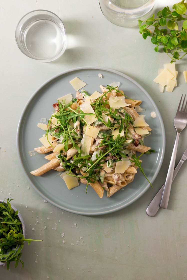 Fuldkornspasta med pancetta og rucola