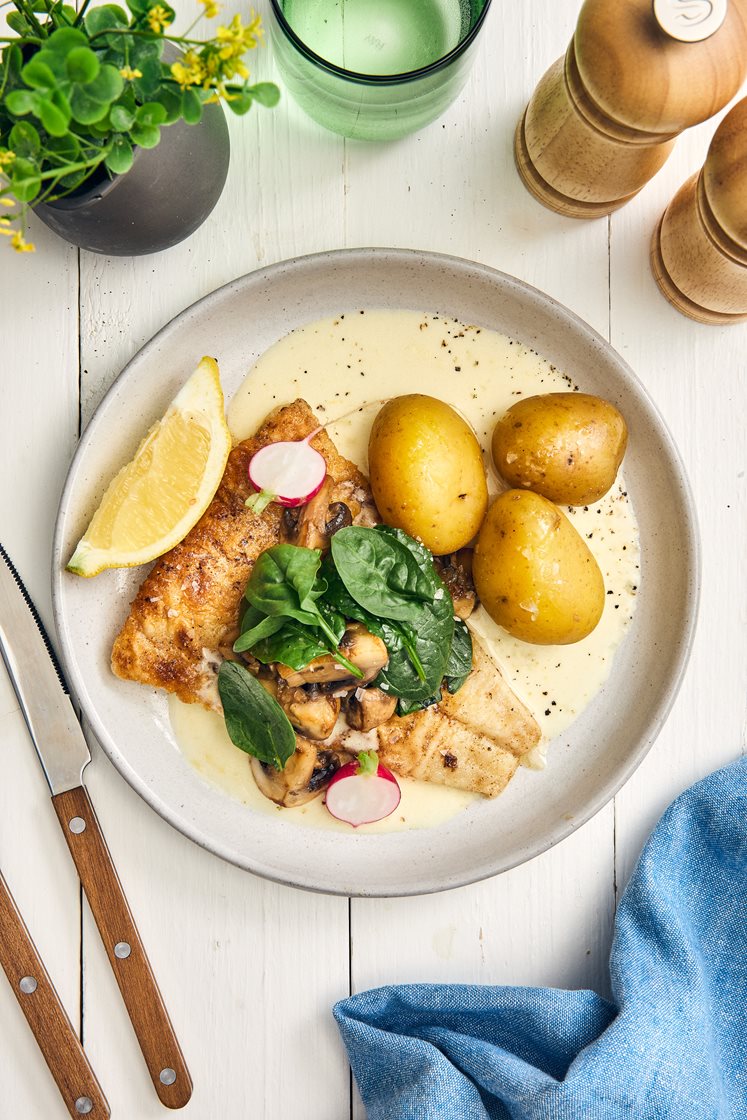 Smörstekt torsk med citronsås, champinjoner och babyspenat