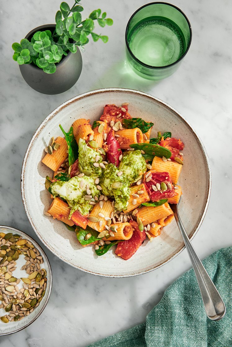 Pasta med cashewnöt- och rostad paprikasås och basilikamarinerad mozzarella