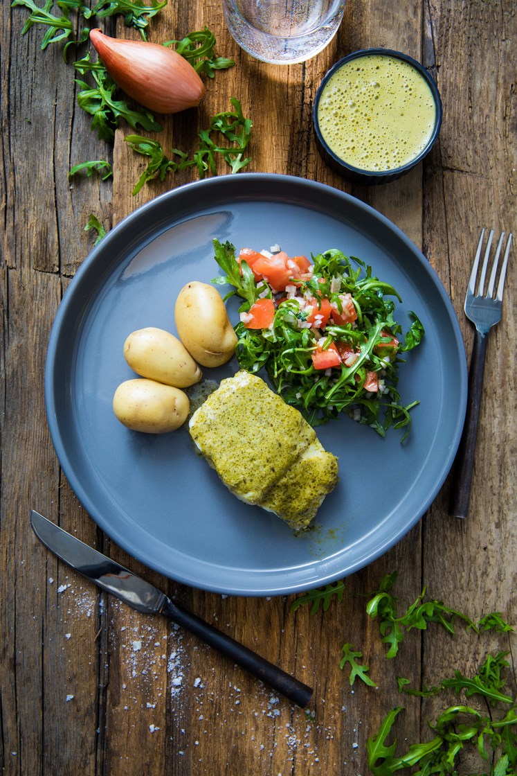 Pesto- og ostegratinert torsk med kokte poteter og tomat- og ruccolasalat
