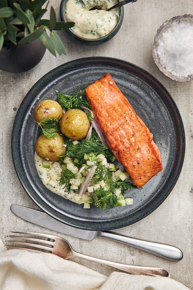 Stekt lax med kokt potatis, dill- och senapskräm och äppelsallad