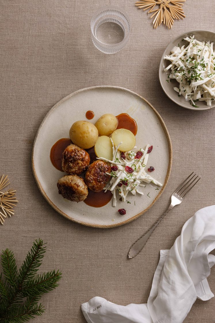 Sennepsglaserte medisterkaker med kokte poteter, pære- og sellerirotslaw og rødvinssaus