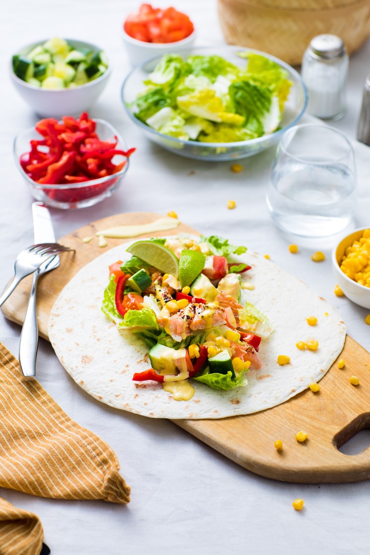 Krydderstekt laks i wrap med friske grønnsaker og curry- og mangodressing