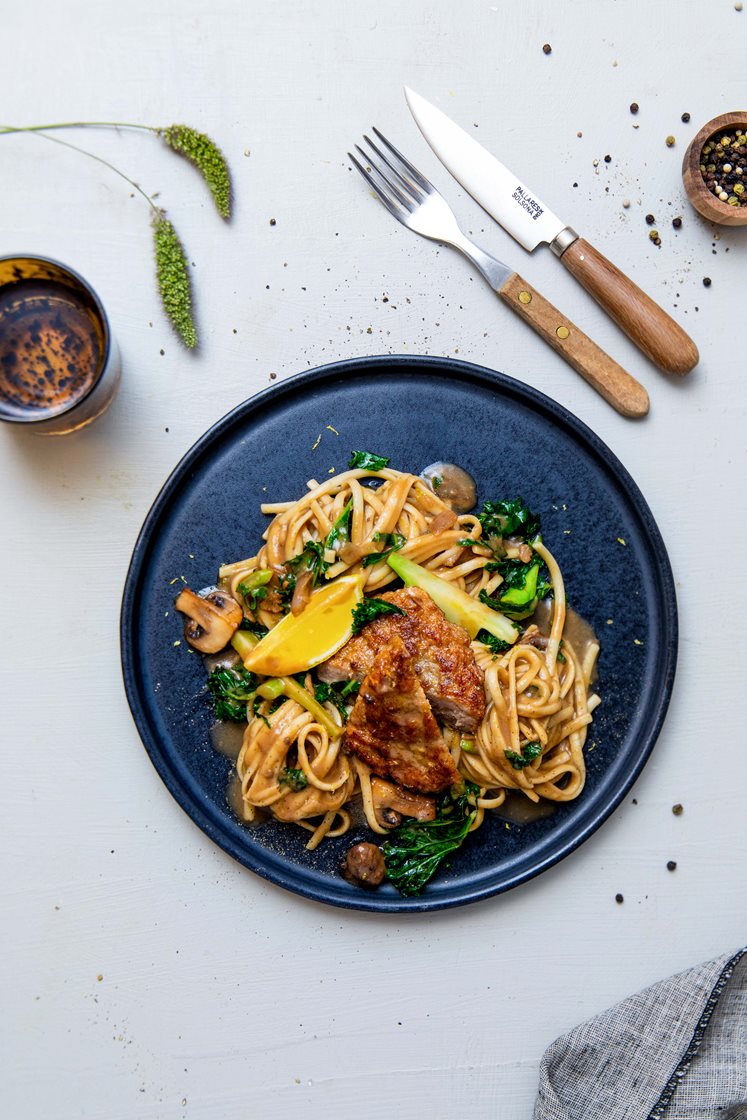 Smørstekte karbonader, pasta med smak av skog, stekte grønnsaker, sopp og grønnkål