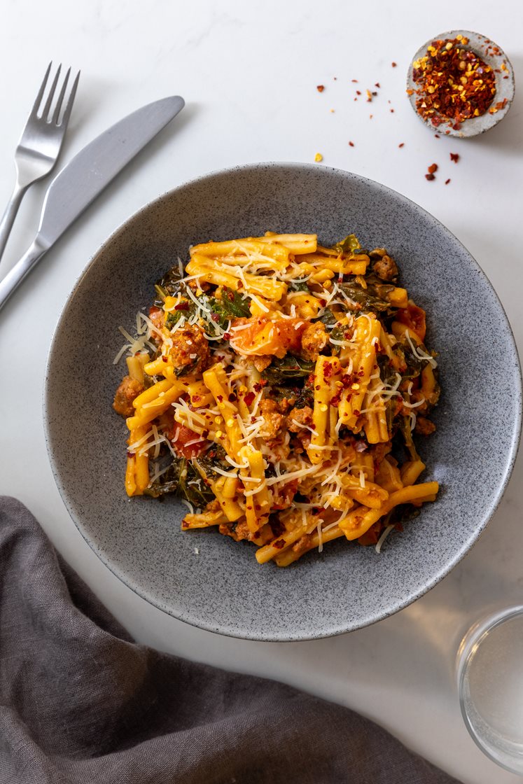 Alt-i-ett pastagryte med chorizodeig, cherrytomater og grønnkål