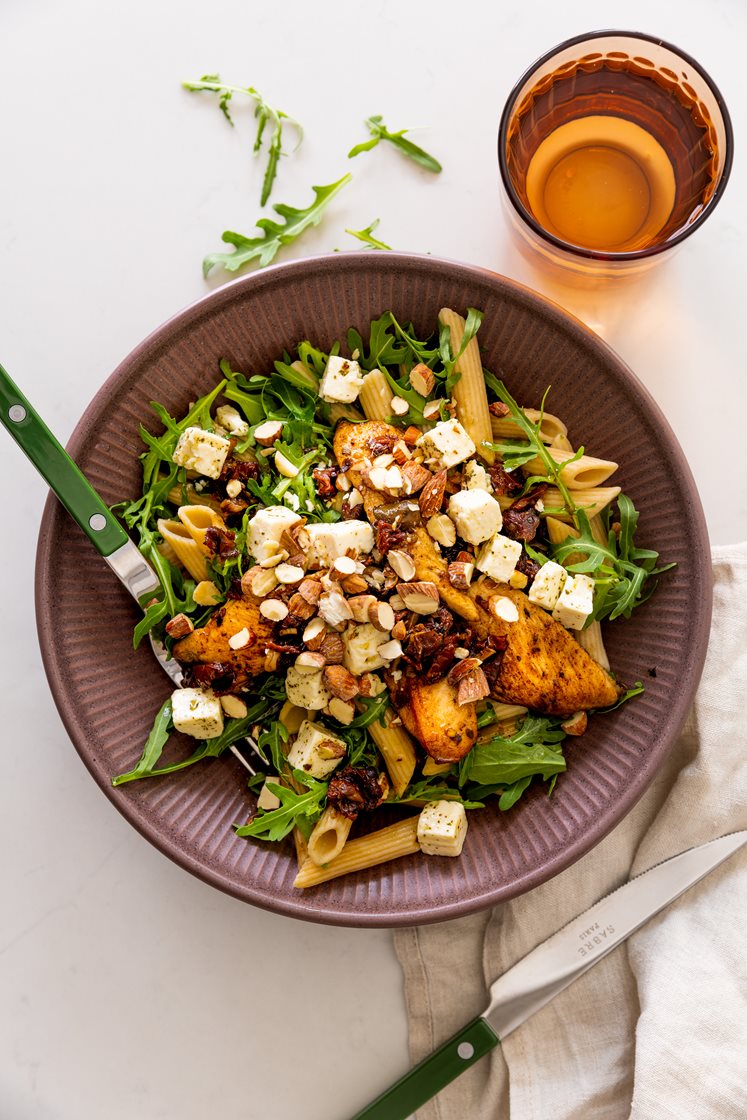 Lynstegt pestokylling med rucola og fuldkornspasta