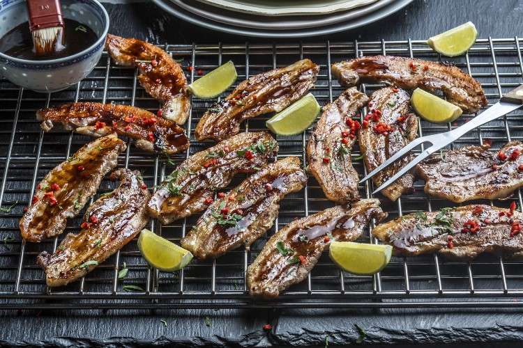 Grillribbe med BBQ-saus og potetsalat