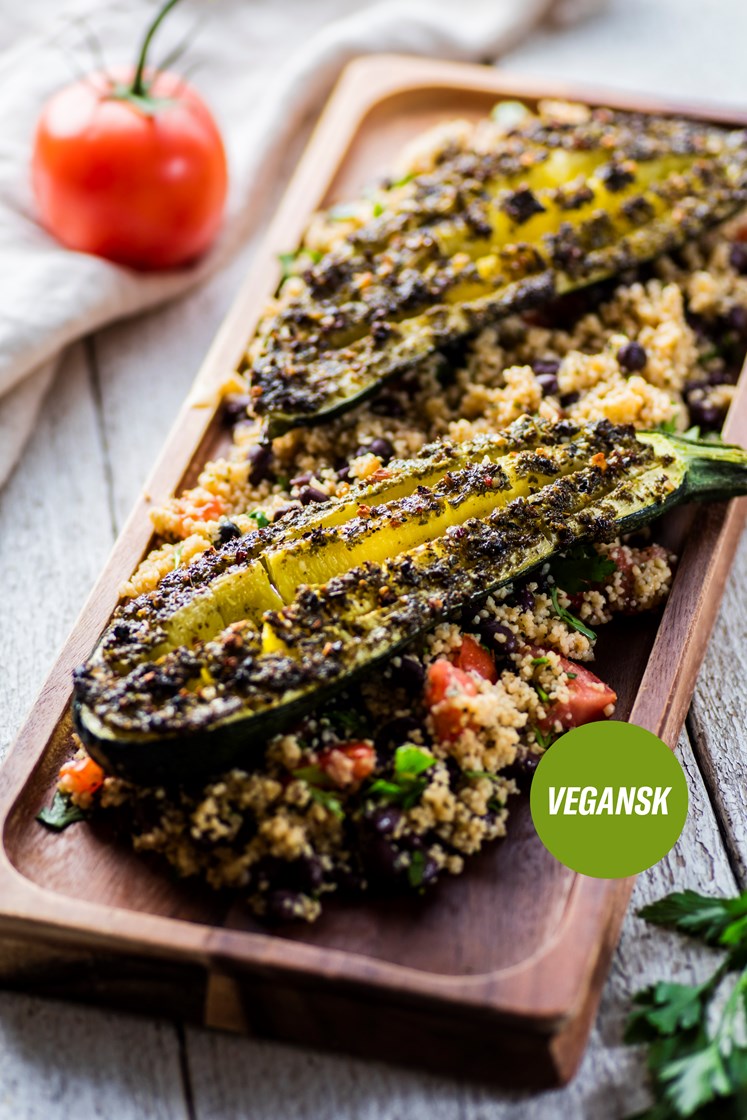 Ovnsbakt squash med pesto servert med limecouscous med sorte bønner