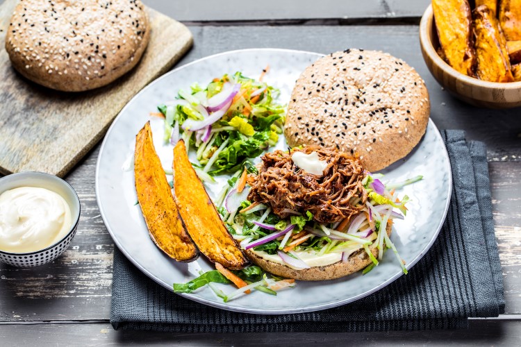Pulled pork-burger med eplesalat, aioli og søtpotet