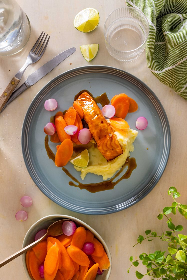 Pannestekt laksefilet med hjemmelaget potetmos, reddik og teriyaki- og limesjy