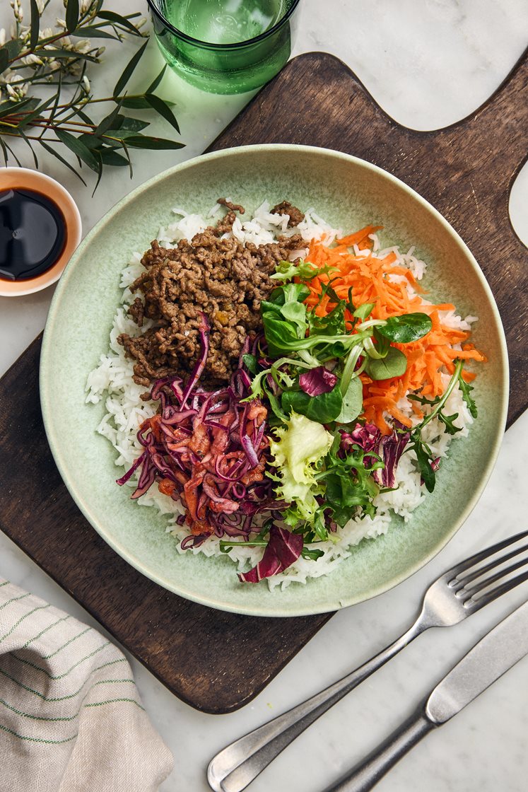 Koreansk bowl med sojastekt nötfärs och syrlig rödkålssallad