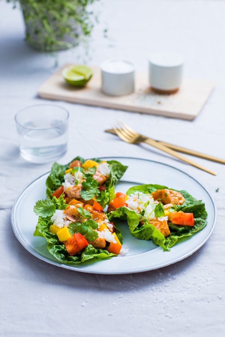 Teriyakibakt laks i hjertesalat med mango, koriander og jasminris
